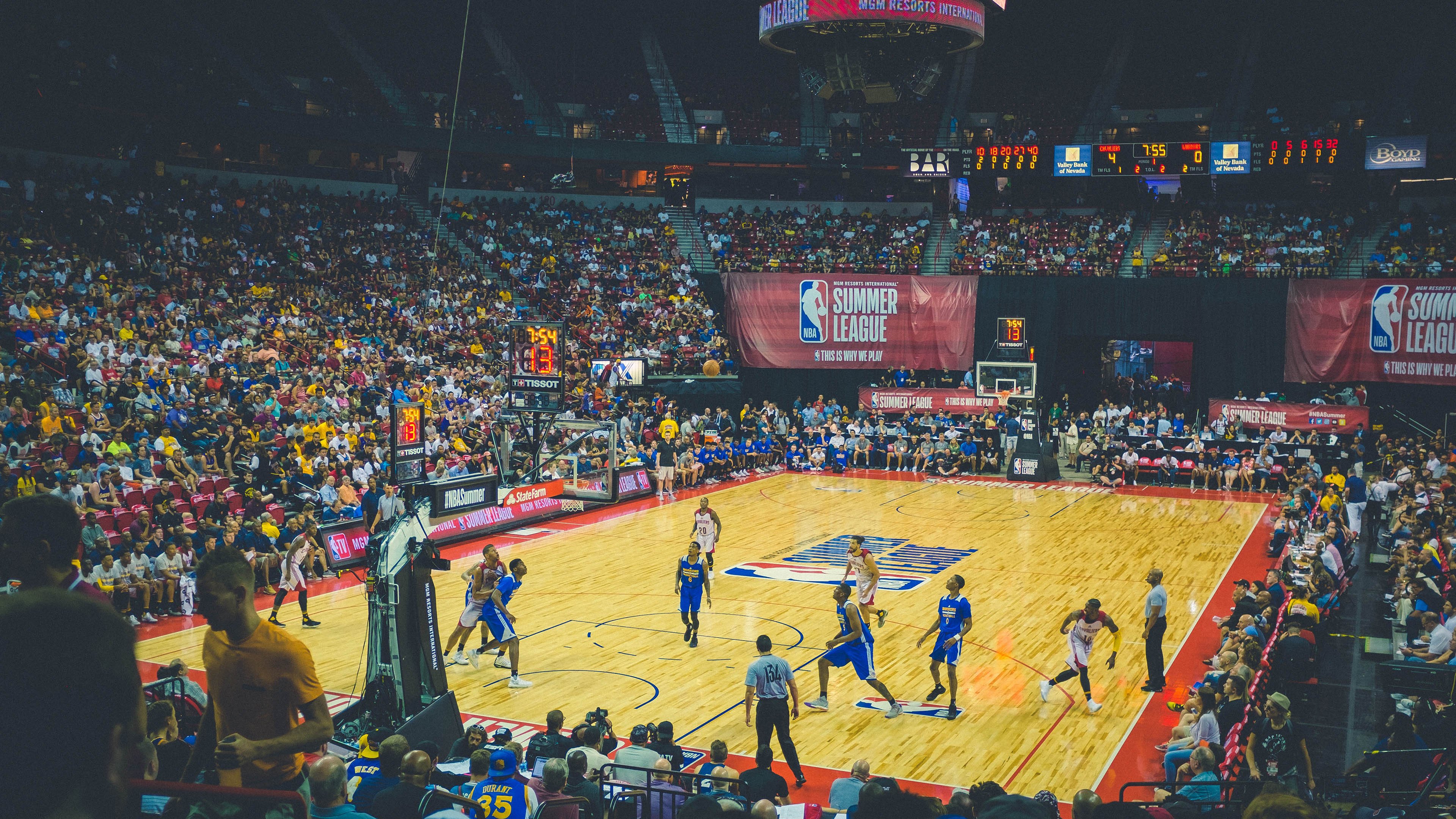 绝境中的神射手,布克压力下爆发,勇士碾压北京队背后的心理博弈